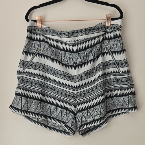 Pants - Black and White Patterned Women's Shorts